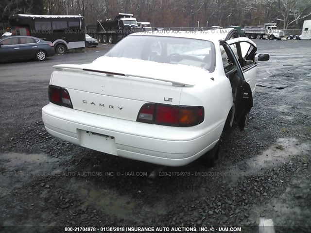 JT2BG12K7T0359335 - 1996 TOYOTA CAMRY DX/LE/XLE WHITE photo 4