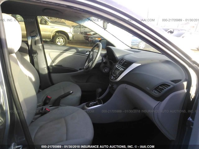 KMHCT4AE4DU375552 - 2013 HYUNDAI ACCENT GLS/GS GRAY photo 5