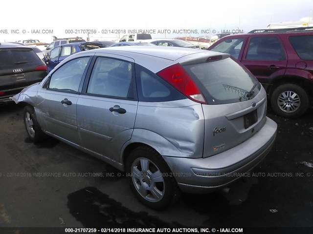 3FAHP37384R124836 - 2004 FORD FOCUS ZX5 SILVER photo 3