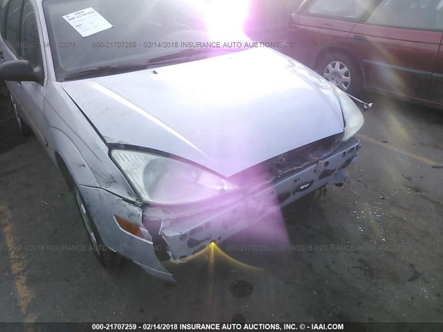 3FAHP37384R124836 - 2004 FORD FOCUS ZX5 SILVER photo 6