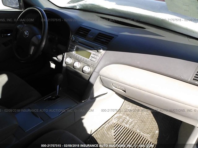 4T4BF3EK1AR059735 - 2010 TOYOTA CAMRY SE/LE/XLE ნაცრისფერი ფოტო 5