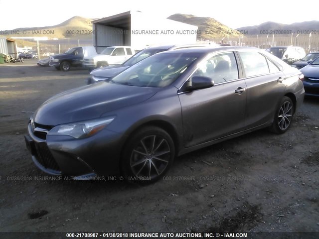 4T1BF1FK2HU653256 - 2017 TOYOTA CAMRY LE/XLE/SE/XSE Gris photo 2