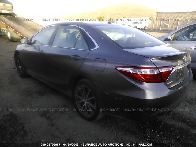4T1BF1FK2HU653256 - 2017 TOYOTA CAMRY LE/XLE/SE/XSE Gris photo 3