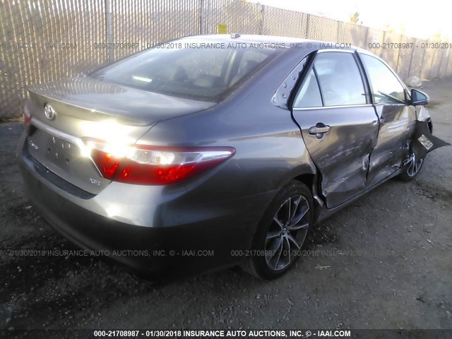 4T1BF1FK2HU653256 - 2017 TOYOTA CAMRY LE/XLE/SE/XSE Gris photo 4