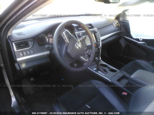 4T1BF1FK2HU653256 - 2017 TOYOTA CAMRY LE/XLE/SE/XSE Gris photo 5