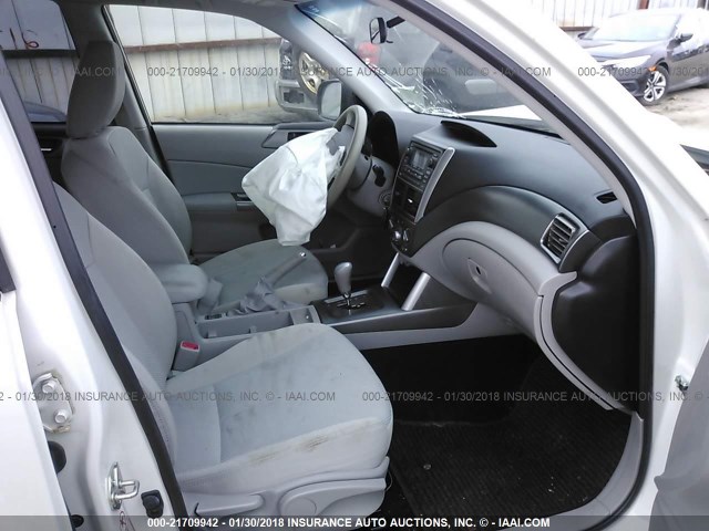 JF2SHADC0DH413816 - 2013 SUBARU FORESTER 2.5X PREMIUM WHITE photo 5