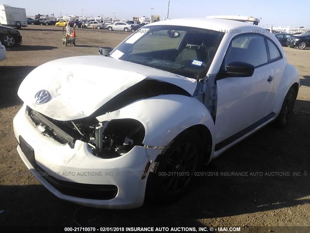 3VWFP7AT7DM630640 - 2013 VOLKSWAGEN BEETLE WHITE photo 2