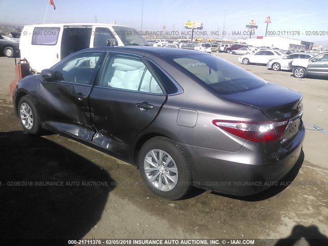 4T1BF1FK9HU384298 - 2017 TOYOTA CAMRY LE/XLE/SE/XSE GRAY photo 3