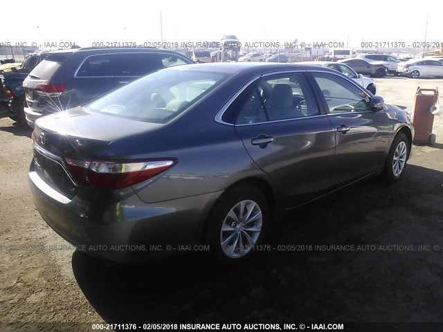 4T1BF1FK9HU384298 - 2017 TOYOTA CAMRY LE/XLE/SE/XSE GRAY photo 4