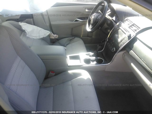 4T1BF1FK9HU384298 - 2017 TOYOTA CAMRY LE/XLE/SE/XSE GRAY photo 5