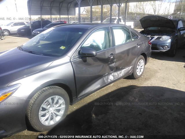 4T1BF1FK9HU384298 - 2017 TOYOTA CAMRY LE/XLE/SE/XSE GRAY photo 6