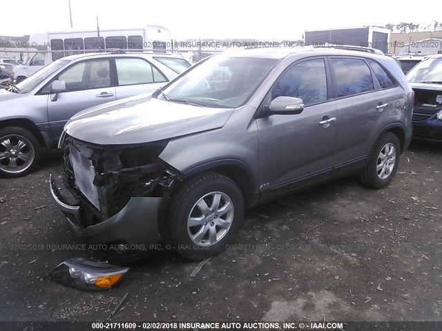 5XYKTCA62DG369852 - 2013 KIA SORENTO LX GRAY photo 2