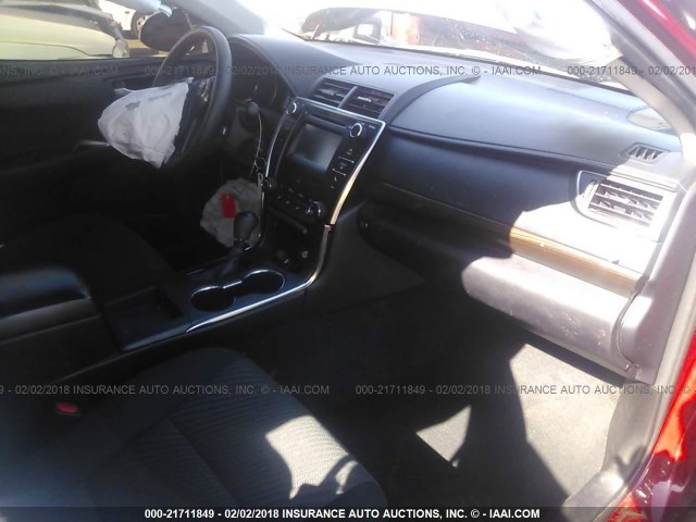 4T1BF1FK3GU557523 - 2016 TOYOTA CAMRY LE/XLE/SE/XSE RED photo 5