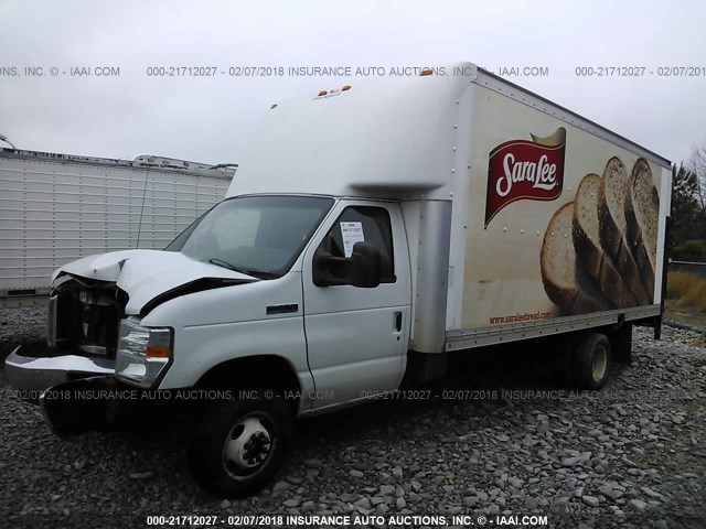 1FDXE4FS0DDB36364 - 2013 FORD E450 E450 SUPER DUTY CUTWY VAN WHITE photo 2