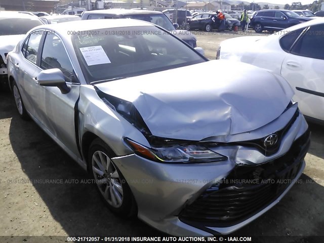 4T1B11HK5JU527278 - 2018 TOYOTA CAMRY L/LE/XLE/SE/XSE GRAY photo 1