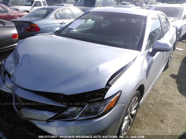 4T1B11HK5JU527278 - 2018 TOYOTA CAMRY L/LE/XLE/SE/XSE GRAY photo 2