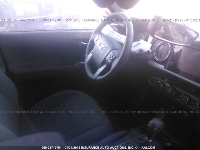 5TFCZ5AN4HX100776 - 2017 TOYOTA TACOMA DBL CAB/SR/TRDSPT/OR/PRO ნაცრისფერი ფოტო 5