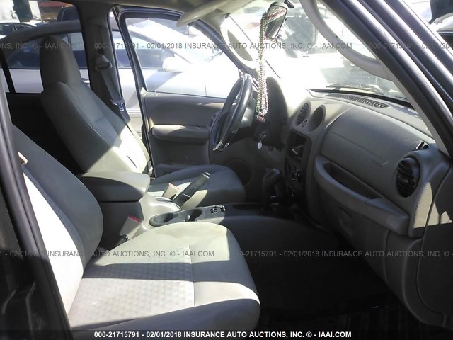 1J4GL48K65W587774 - 2005 JEEP LIBERTY SPORT Qara foto 5