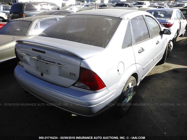 1FAHP38342W143814 - 2002 FORD FOCUS ZTS SILVER photo 4