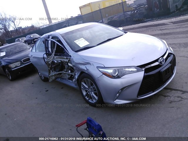 4T1BF1FK6GU571402 - 2016 TOYOTA CAMRY LE/XLE/SE/XSE SILVER photo 1