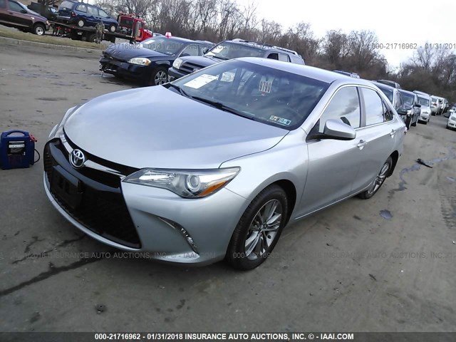 4T1BF1FK6GU571402 - 2016 TOYOTA CAMRY LE/XLE/SE/XSE SILVER photo 2