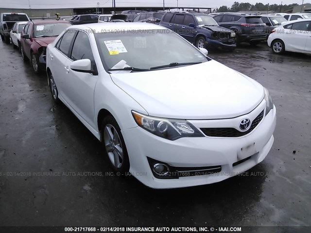 4T1BF1FK2CU551206 - 2012 TOYOTA CAMRY SE/LE/XLE Белый фото 1