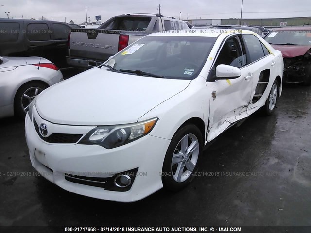 4T1BF1FK2CU551206 - 2012 TOYOTA CAMRY SE/LE/XLE Белый фото 2