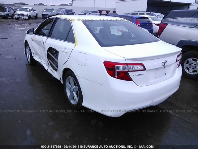 4T1BF1FK2CU551206 - 2012 TOYOTA CAMRY SE/LE/XLE WHITE photo 3