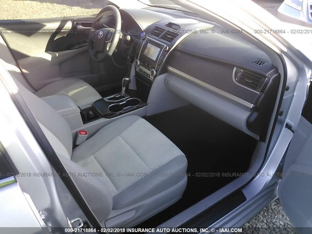 4T1BF1FK6EU368961 - 2014 TOYOTA CAMRY L/SE/LE/XLE 银色 照片 5