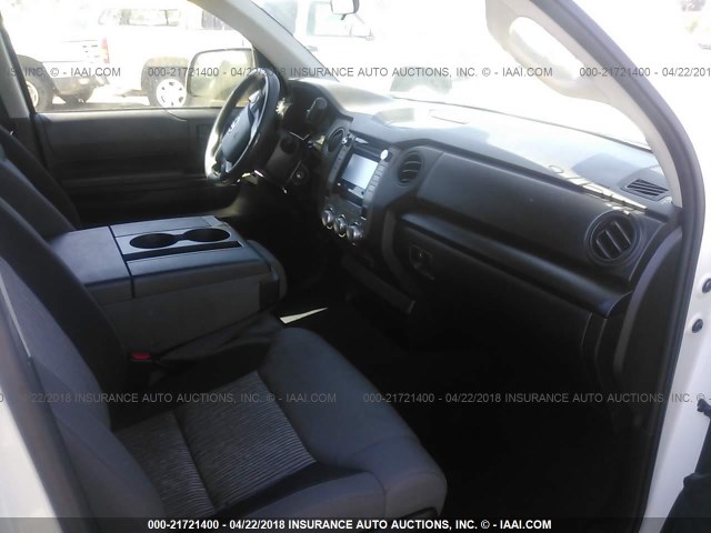 5TFRM5F12GX099396 - 2016 TOYOTA TUNDRA DOUBLE CAB SR/SR5 WHITE photo 5