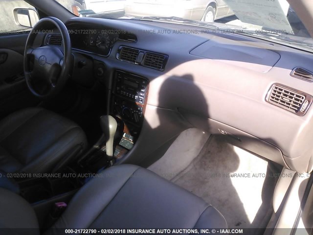 4T1BF28K0XU933338 - 1999 TOYOTA CAMRY LE/XLE GOLD photo 5