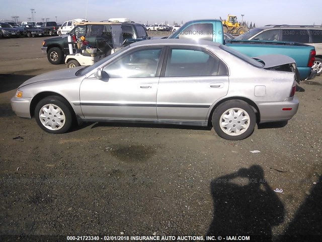 1HGCD5632TA284733 - 1996 HONDA ACCORD LX/EX Pewter photo 3