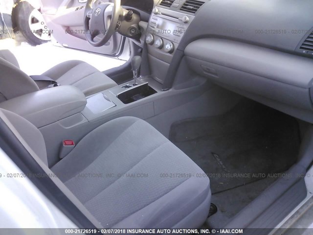 4T1BF3EK6BU618787 - 2011 TOYOTA CAMRY SE/LE/XLE WHITE photo 5