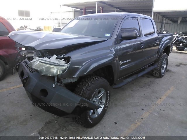 5TFLU4EN9DX065973 - 2013 TOYOTA TACOMA DOUBLE CAB ნაცრისფერი ფოტო 2
