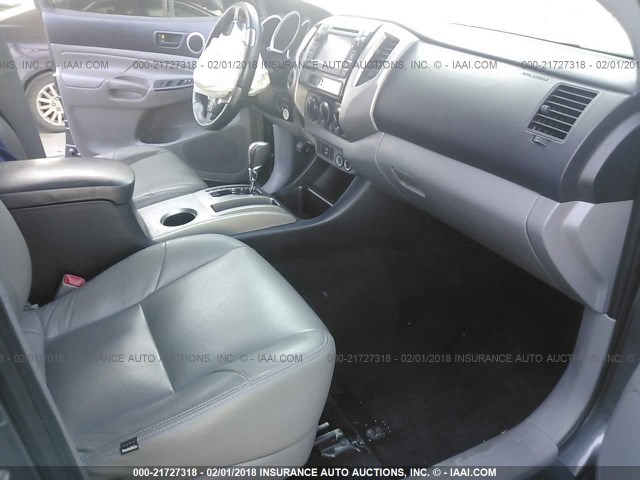 5TFLU4EN9DX065973 - 2013 TOYOTA TACOMA DOUBLE CAB ნაცრისფერი ფოტო 5