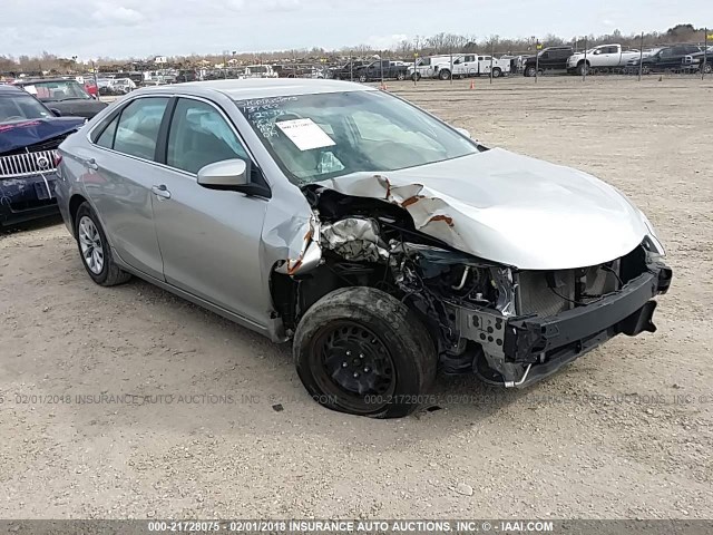 4T1BF1FK6GU139862 - 2016 TOYOTA CAMRY LE/XLE/SE/XSE Silber Foto 1