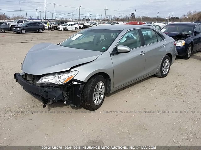 4T1BF1FK6GU139862 - 2016 TOYOTA CAMRY LE/XLE/SE/XSE SILVER photo 2