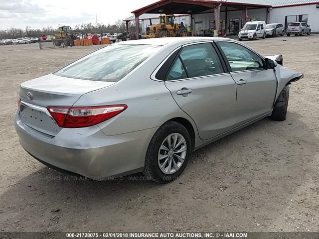 4T1BF1FK6GU139862 - 2016 TOYOTA CAMRY LE/XLE/SE/XSE Silber Foto 4