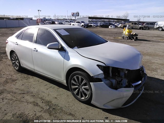 4T1BF1FK1FU921033 - 2015 TOYOTA CAMRY LE/XLE/SE/XSE WHITE photo 1