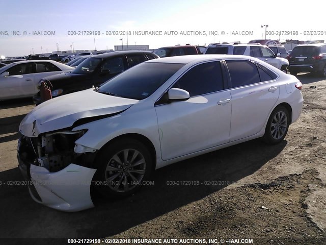 4T1BF1FK1FU921033 - 2015 TOYOTA CAMRY LE/XLE/SE/XSE Blanc photo 2
