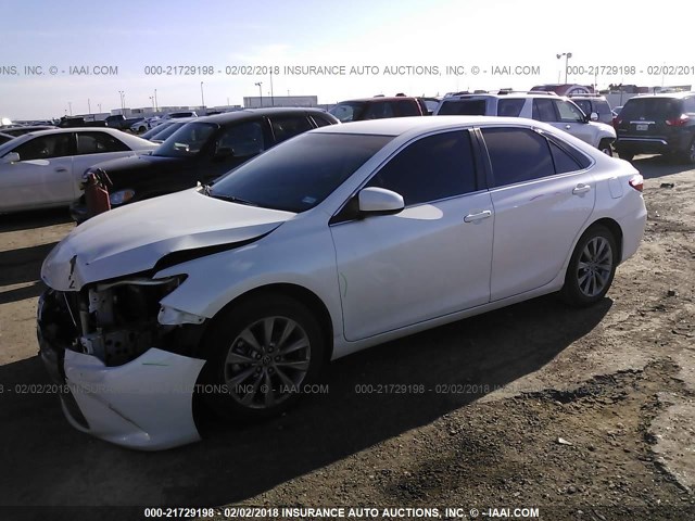 4T1BF1FK1FU921033 - 2015 TOYOTA CAMRY LE/XLE/SE/XSE WHITE photo 2