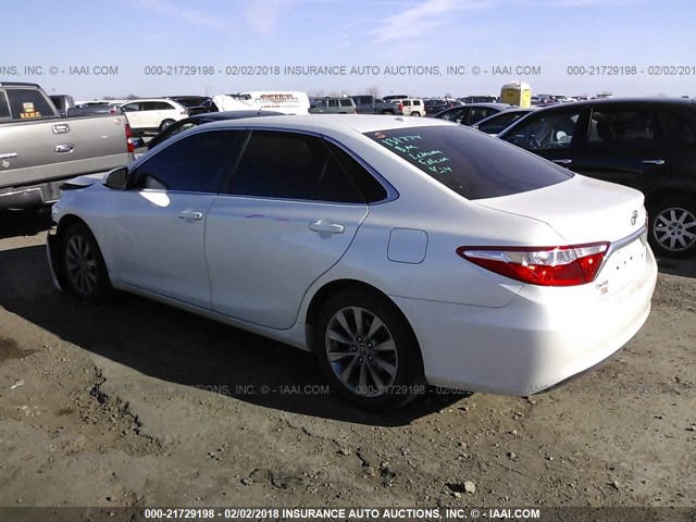 4T1BF1FK1FU921033 - 2015 TOYOTA CAMRY LE/XLE/SE/XSE Blanc photo 3