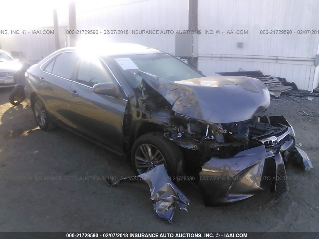 4T1BF1FK1HU268500 - 2017 TOYOTA CAMRY LE/XLE/SE/XSE ნაცრისფერი ფოტო 1