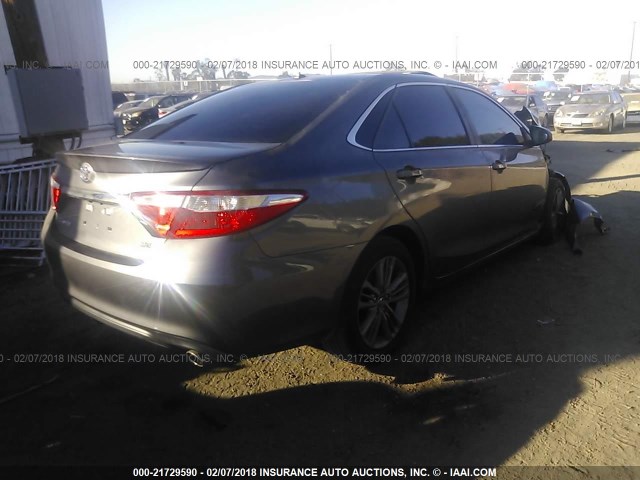 4T1BF1FK1HU268500 - 2017 TOYOTA CAMRY LE/XLE/SE/XSE ნაცრისფერი ფოტო 4