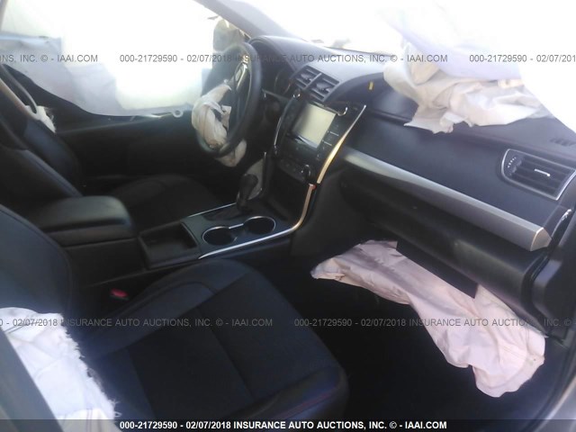 4T1BF1FK1HU268500 - 2017 TOYOTA CAMRY LE/XLE/SE/XSE ნაცრისფერი ფოტო 5