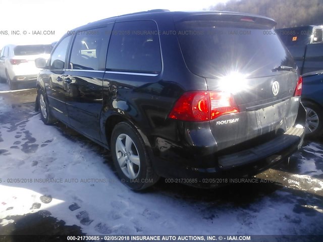 2V4RW3DG0BR695349 - 2011 VOLKSWAGEN ROUTAN SE BLACK photo 3