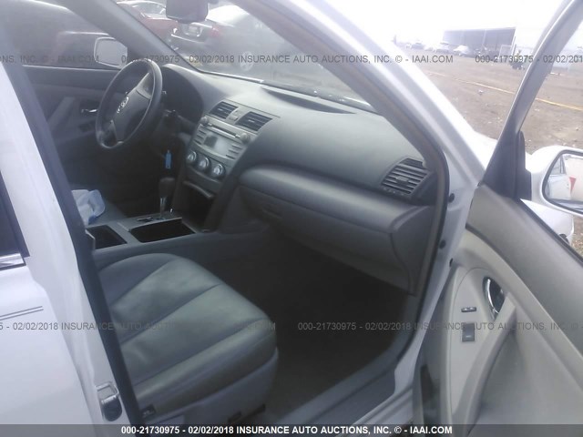 4T4BF3EK2AR073899 - 2010 TOYOTA CAMRY SE/LE/XLE WHITE photo 5