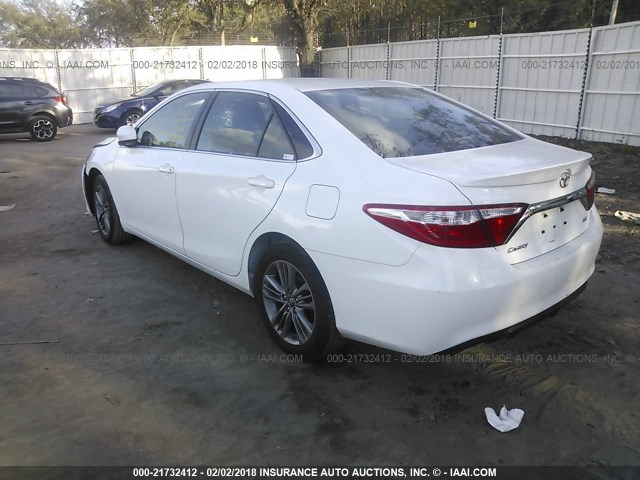 4T1BF1FK3HU330172 - 2017 TOYOTA CAMRY LE/XLE/SE/XSE 白色 照片 3