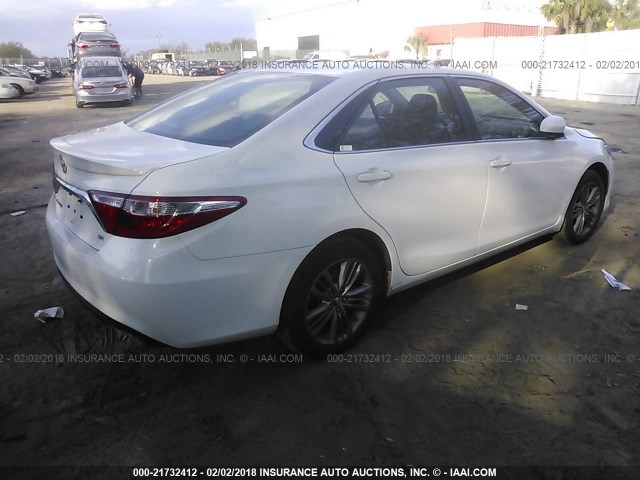 4T1BF1FK3HU330172 - 2017 TOYOTA CAMRY LE/XLE/SE/XSE 白色 照片 4