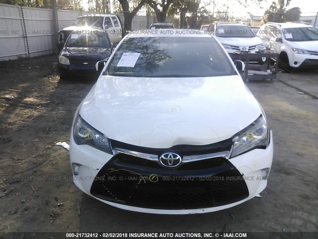 4T1BF1FK3HU330172 - 2017 TOYOTA CAMRY LE/XLE/SE/XSE 白色 照片 6